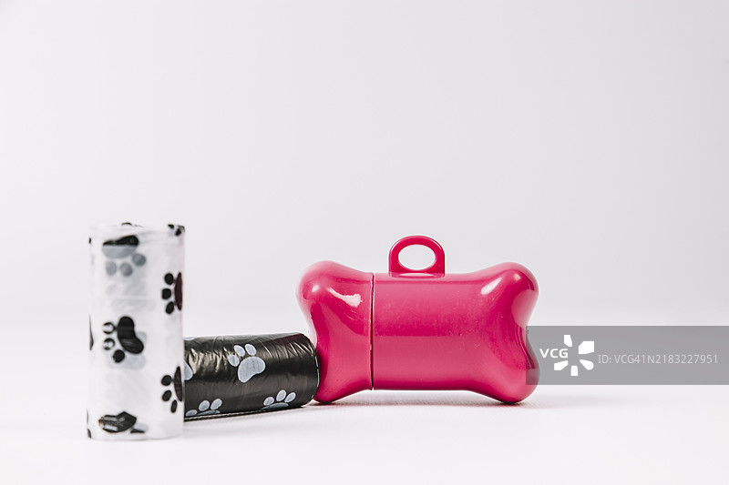 领标靠近塑料袋图片素材