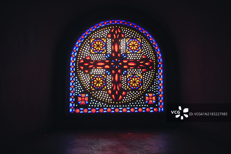 教堂内明亮多彩的彩色玻璃图片素材