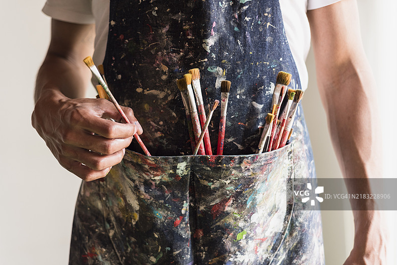 口袋里的沾污画笔图片素材