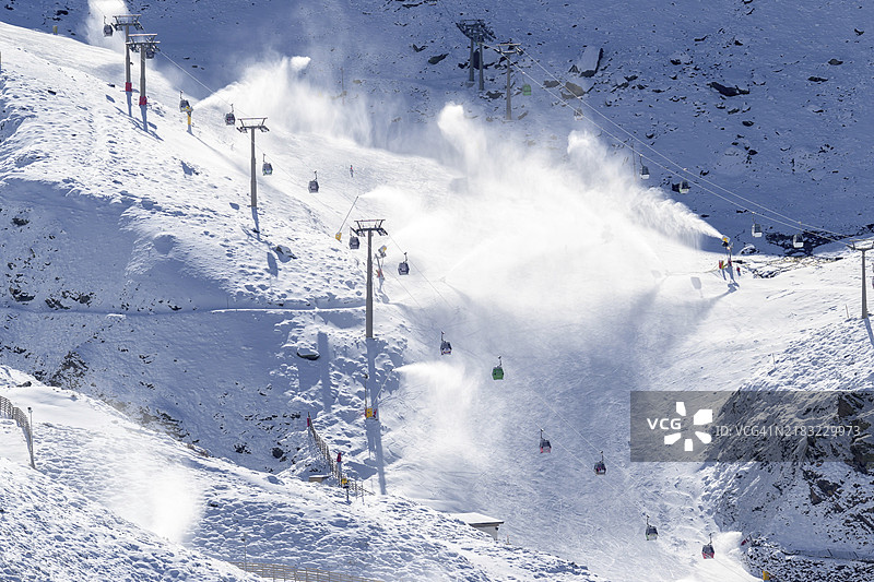 滑雪度假村使用雪炮的人造雪坡图片素材