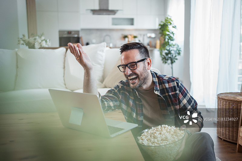 我在休闲的假日里，享受着流媒体服务上的喜剧。图片素材