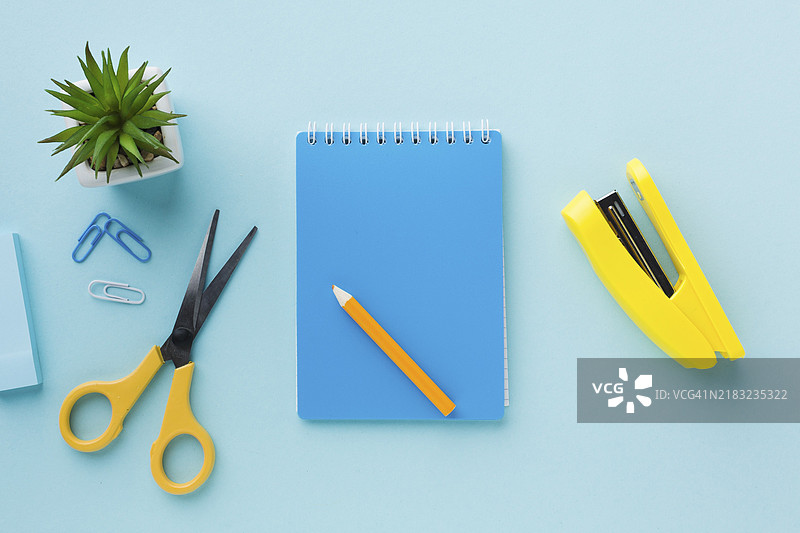 笔记本和订书机的平铺展示图片素材