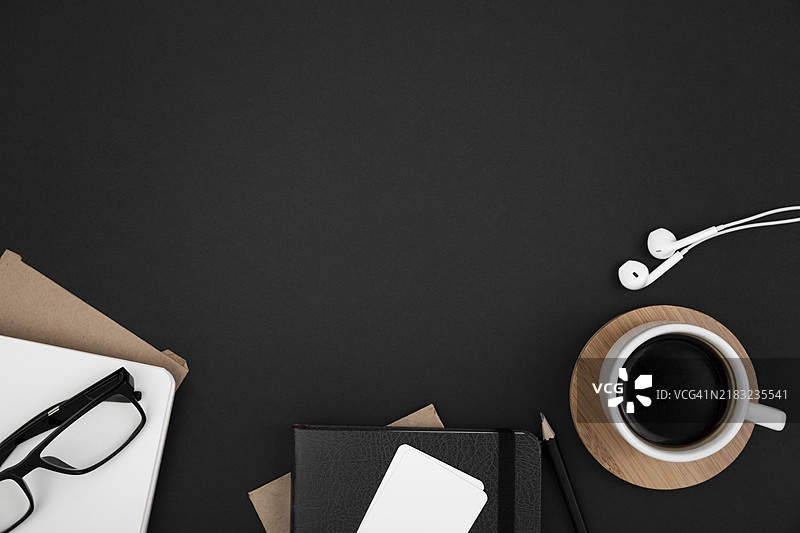 顶部视角的黑暗概念桌面，留有空白空间。美丽的照片图片素材