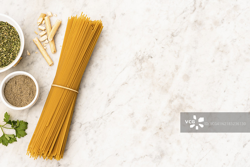 未煮的意大利面束，配有大理石纹理背景图片素材
