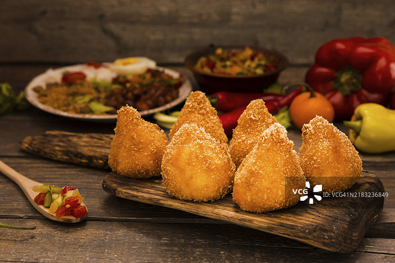 正面视角的美味巴西菜肴组合图片素材