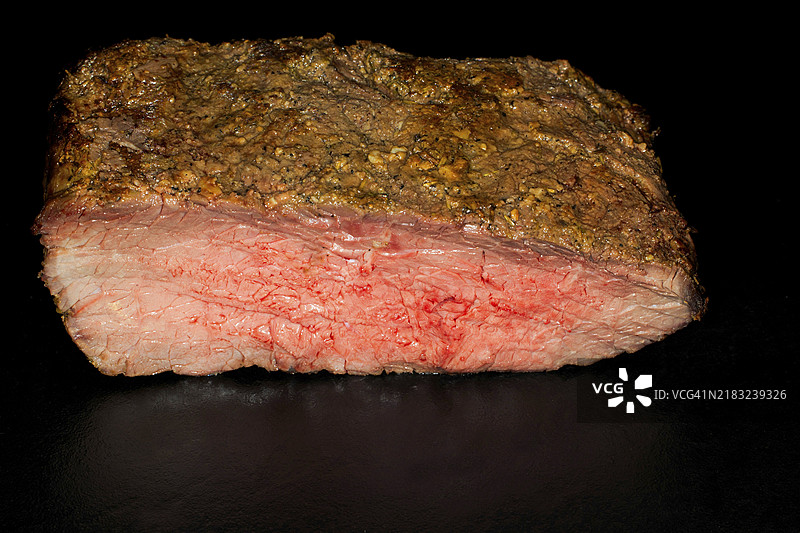 粉红色烤牛肉，黑色背景的美食摄影图片素材