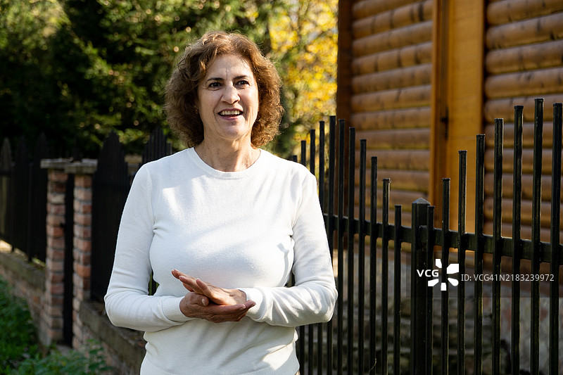 户外老年女性肖像图片素材