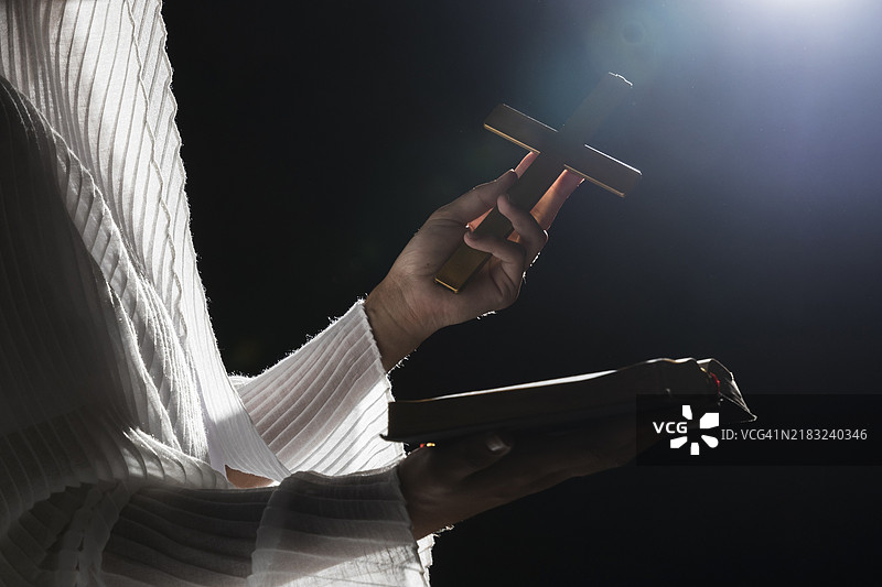 女人在户外整夜祈祷图片素材