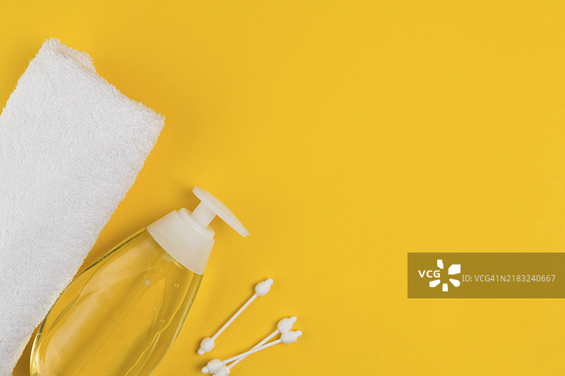 平铺的油瓶、毛巾和婴儿洗礼用品，留有空白空间图片素材