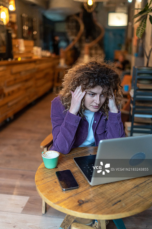 感到压力的年轻女性头痛不已图片素材