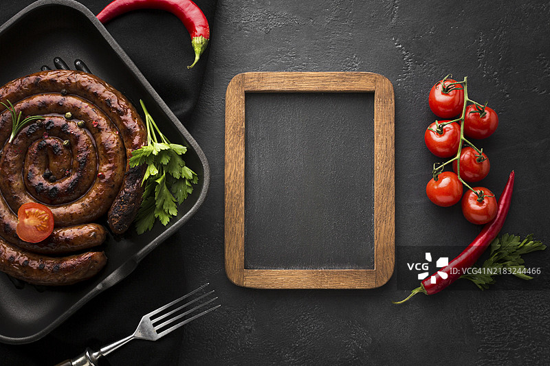 美味的烤香肠俯视图图片素材