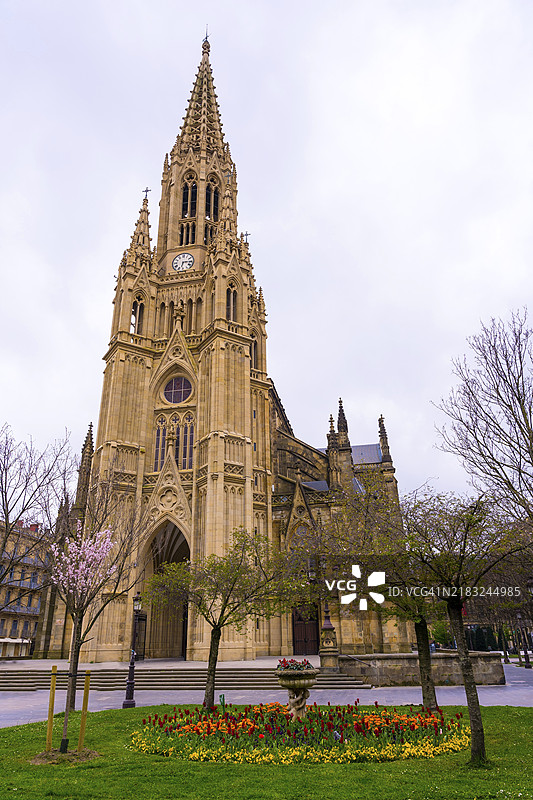 位于西班牙吉普斯夸省圣塞巴斯蒂安市中心的布恩帕斯托教堂旁的春季花卉花园。图片素材