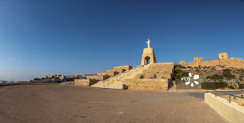 阿尔梅里亚市的圣克里斯托瓦尔山观景台全景，安达卢西亚，西班牙。地中海的阳光海岸。图片素材