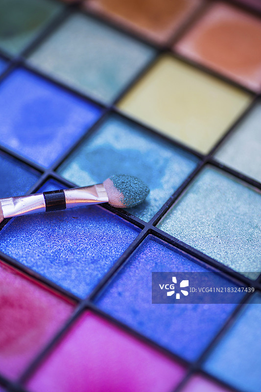 色彩缤纷的化妆调色板和刷子图片素材