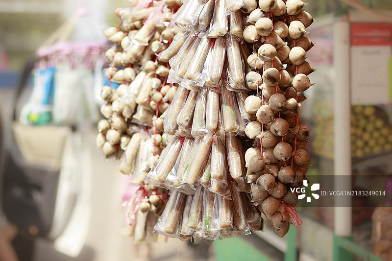 在柬埔寨甘波特的当地市场上挂着发酵猪肉包，称为naem。图片素材