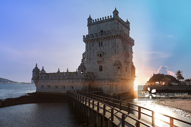 葡萄牙，里斯本，夕阳下的贝伦塔，位于特茹河畔，欧洲图片素材