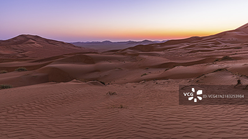 阿曼苏丹国杜法尔省鲁卜哈利沙漠日出时风雕刻的沙丘图片素材