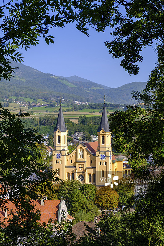 意大利南蒂罗尔普斯特里亚谷布鲁尼科的圣母升天教堂图片素材