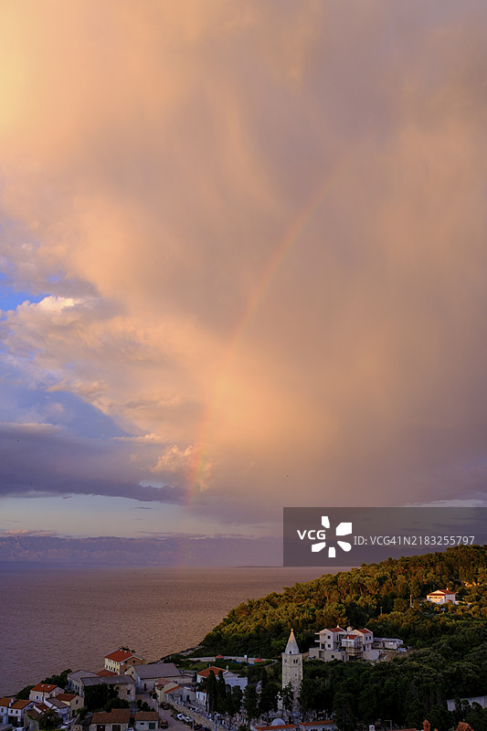 克罗地亚欧洲克瓦尔纳湾洛西尼岛马里洛西尼的斯维特马丁湾彩虹图片素材