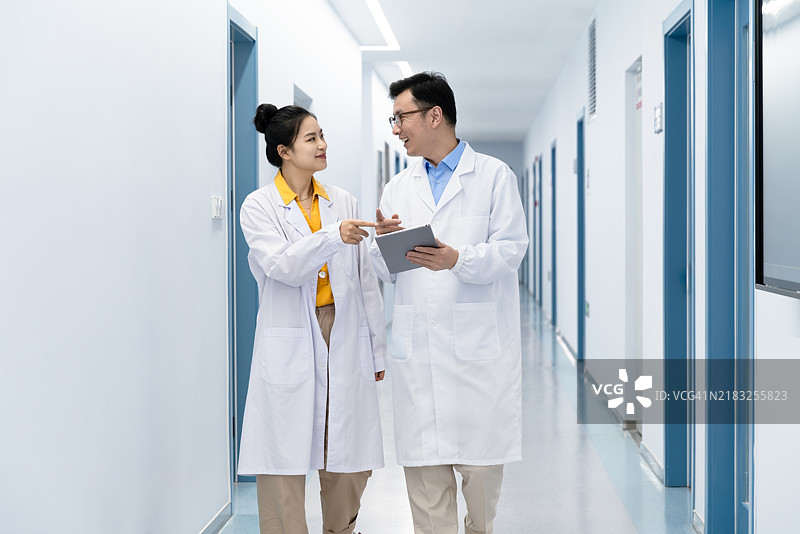 亚洲科学家讨论实验室工作经验。图片素材