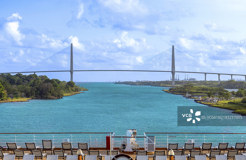 邮轮穿越巴拿马运河图片素材