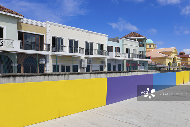 圣基茨和尼维斯，巴斯特尔历史市中心的多彩殖民建筑，中美洲图片素材