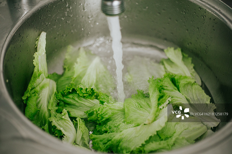从上方俯视洗涤蔬菜，绿色生菜。图片素材