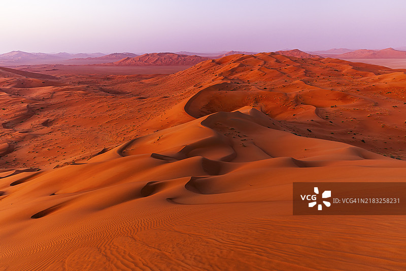 阿曼苏丹国杜法尔省鲁卜阿尔哈利沙漠中风雕刻的弯曲沙丘图片素材