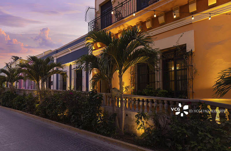 墨西哥，马萨特兰，历史市中心靠近马雷孔长廊的五彩斑斓的老街道，中美洲图片素材