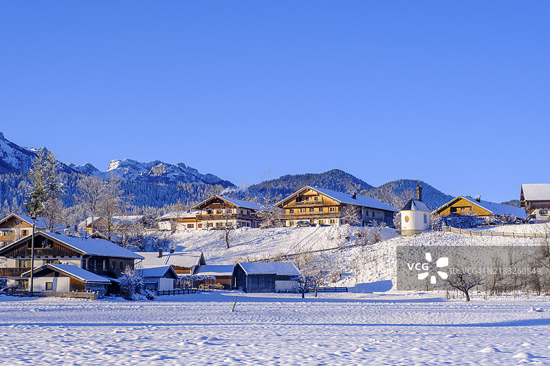 冬季的Ertlhöfe，位于Brauneck前，阿尔茨巴赫，伦格里斯，上巴伐利亚，巴伐利亚，德国，欧洲图片素材