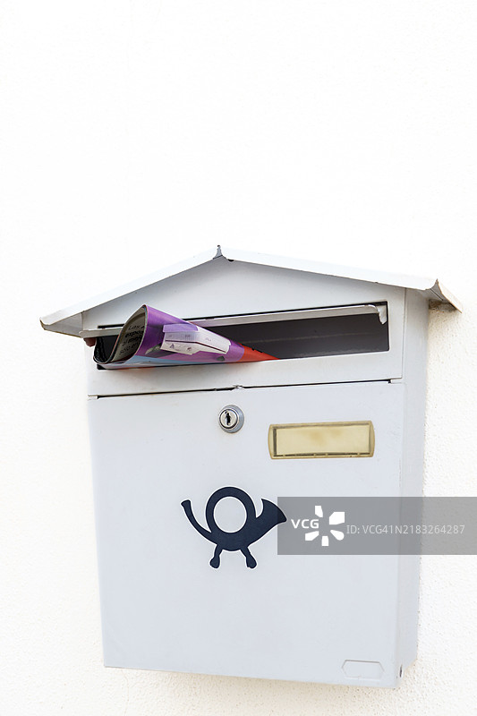 带有广告从内部冒出的邮箱，孤立在白色背景上，留有空白空间图片素材