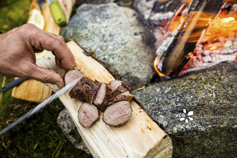 挪威莫尔和罗姆斯达尔的维达尔，烹饪，火，刀，肉，欧洲图片素材