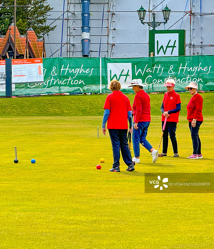 女性在罗托鲁瓦的政府花园打槌球图片素材