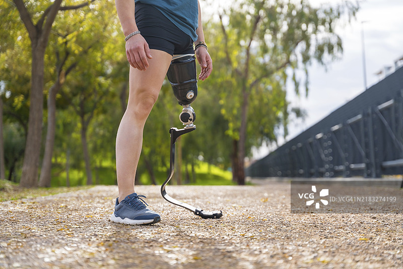 公园里一位截肢运动员的下半身，配有假肢。图片素材