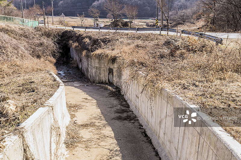 乡村公路旁的混凝土溢洪道图片素材