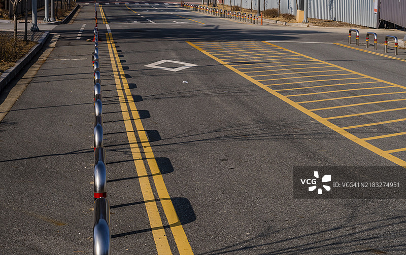 韩国城市街道上，铬金属交通障碍物将自行车道与汽车道分隔开。图片素材