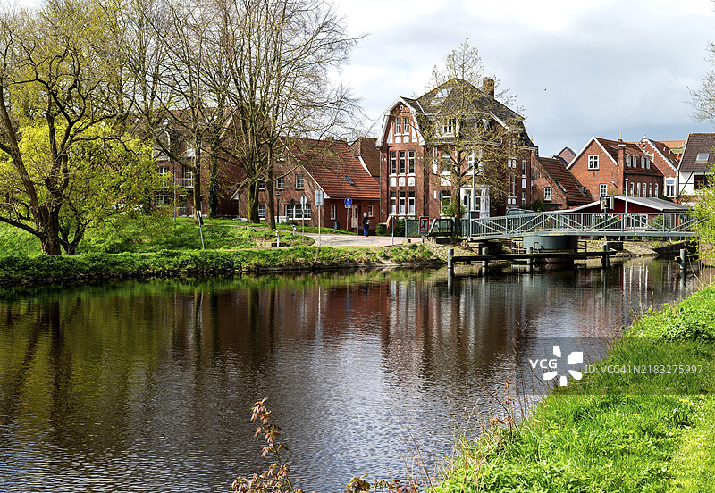 在红色水道，骑行和步行桥维特文桥，埃门，东弗里西亚，下萨克森，德国，欧洲图片素材