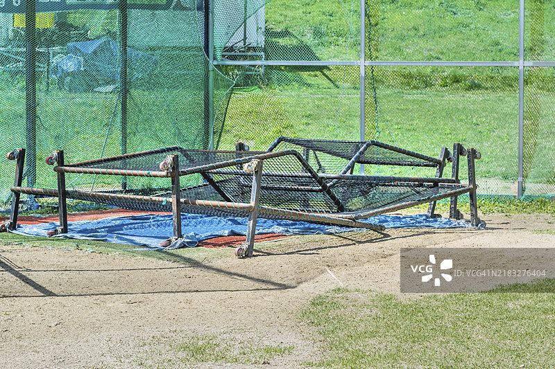 城市公园内，堆放在本垒的棒球网背景幕图片素材