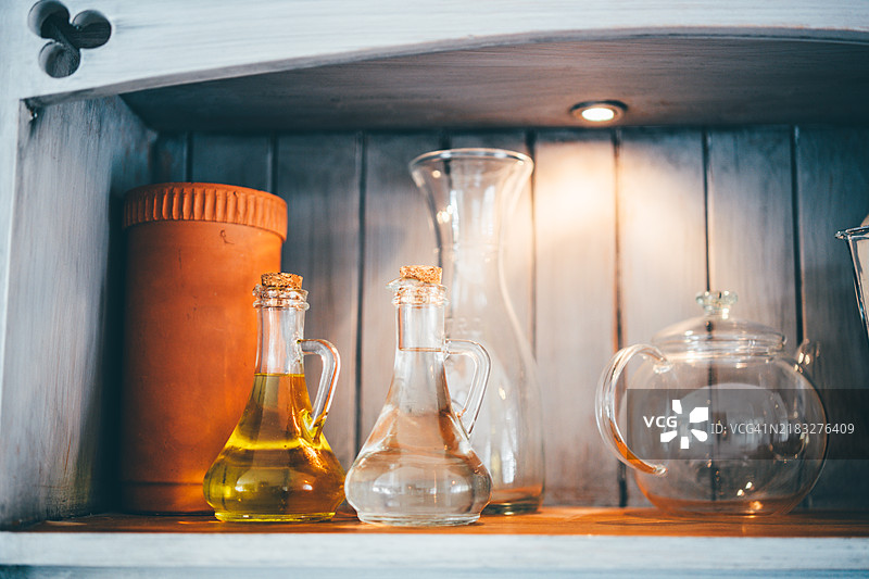 厨房里的橄榄油和醋瓶。图片素材