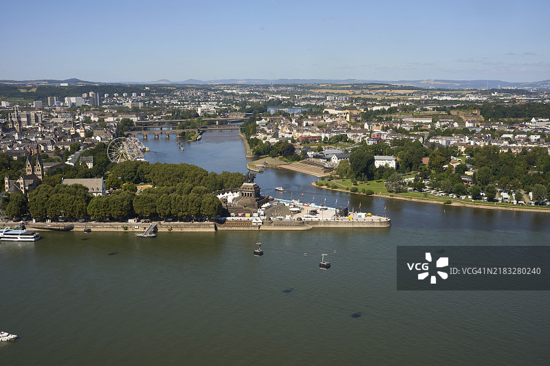 科布伦茨德意志角附近的莱茵河焰火节活动现场。莱茵河焰火表演每年从五月到九月在莱茵河最美丽的河段举行。德国，莱茵兰-普法尔茨州，欧洲图片素材