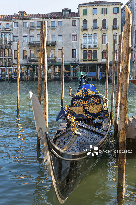 威尼斯大运河上的奢华贡多拉，阳光明媚的一天，意大利，欧洲图片素材