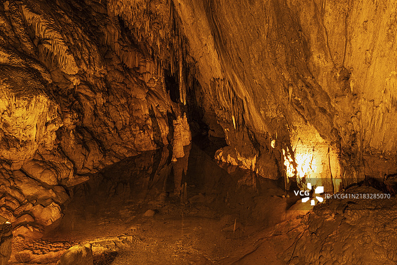 这个洞穴位于阿拉尼亚以西的切贝利·雷斯山坡上,海拔232米,距离阿拉尼亚约11公里。洞穴长360米,宽10至15米,由四个大厅组成。洞内有许多钟乳石、石笋和钙华形成。图片素材