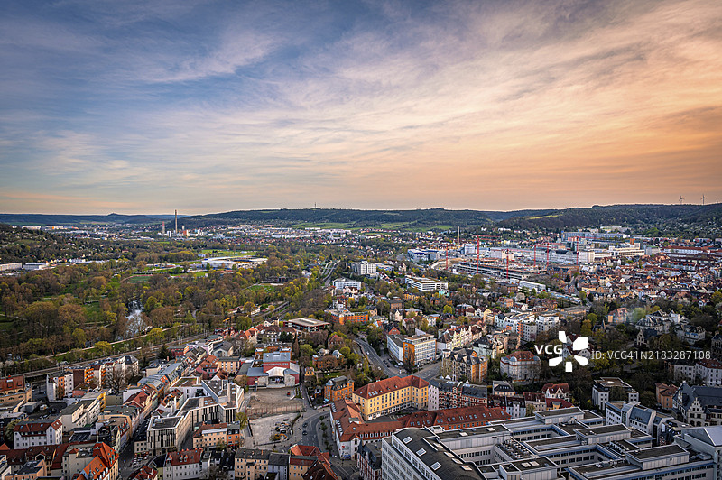 日落时分，蓝天映衬下的耶拿市景，背景是凯恩山脉，德国图林根州，欧洲图片素材