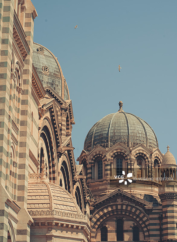 马赛市中心的街景和历史地标图片素材