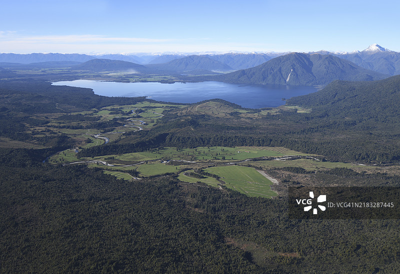 新西兰西海岸布伦纳湖及西部农田的航拍图图片素材