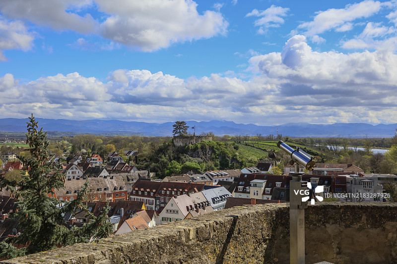 从布赖萨赫明斯特山俯瞰老城区和埃卡茨山,背景是黑森林,布赖萨赫阿姆莱茵,巴登-符腾堡州,德国,欧洲图片素材