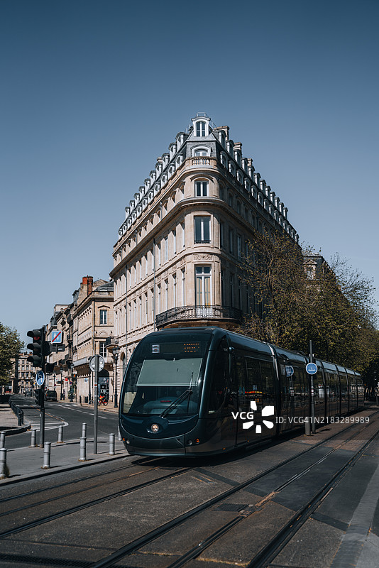 波尔多喜剧广场的奥斯曼风格建筑与经过的电车图片素材