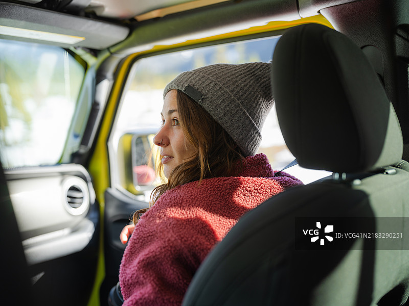 女性在SUV的副驾驶座上进行公路旅行图片素材