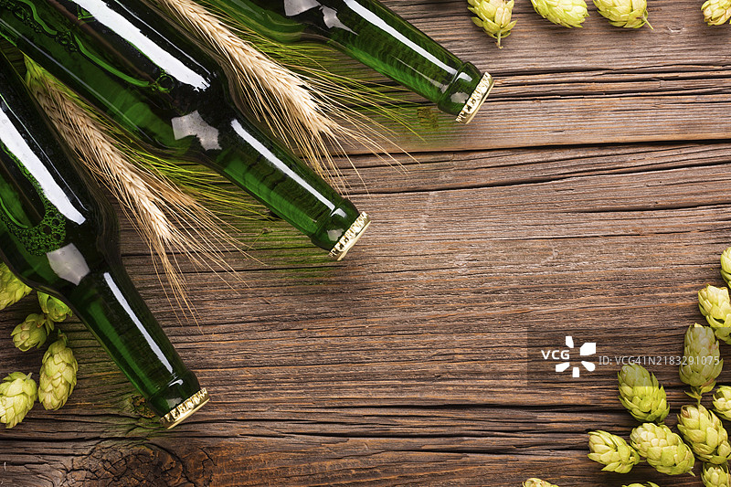 啤酒瓶、啤酒原料与木质背景图片素材