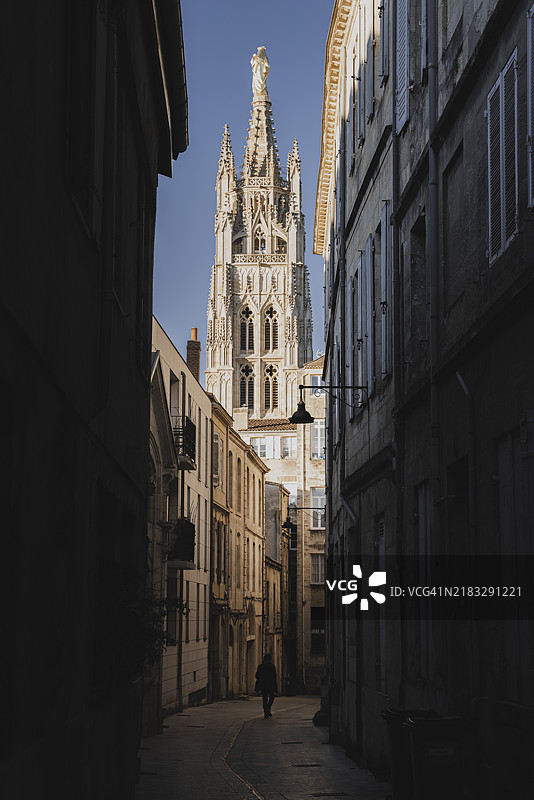 波尔多街景，背景是佩尔兰塔图片素材